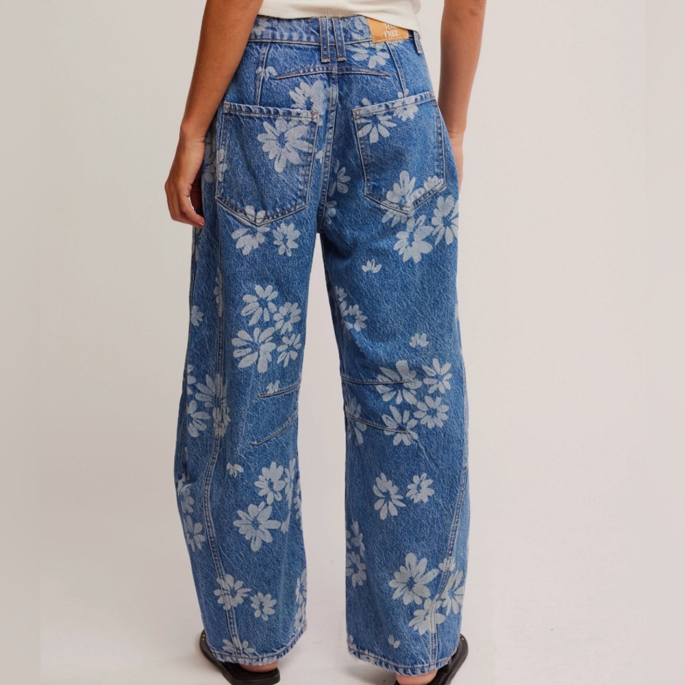 NWOT FREE PEOPLE We The Free Good Luck Printed Barrel Jeans Laser Daisy size 31 - Picture 3 of 7